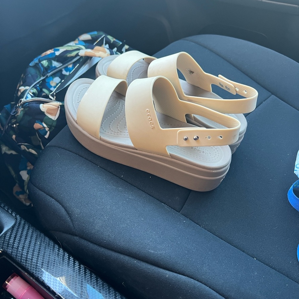 Size 6 Crocs Brooklyn Low Wedge Sandal- excellent condition